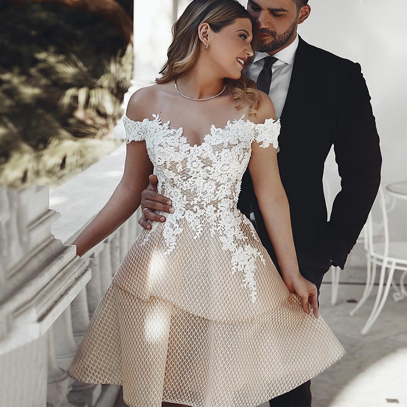 Al largo Della Spalla Abito Corto Da Sposa 2019 Champagne Appliqued Pizzo Abiti Da Sposa di Lunghezza Del Ginocchio Backless Abiti Da Sposa Su Misura